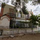 Da qui riusciamo anche ad ammirare il retro dell�edificio, sul quale spiccano due graziosi casupoli con tetto a falde ai lati di un giardinetto annesso alla villa